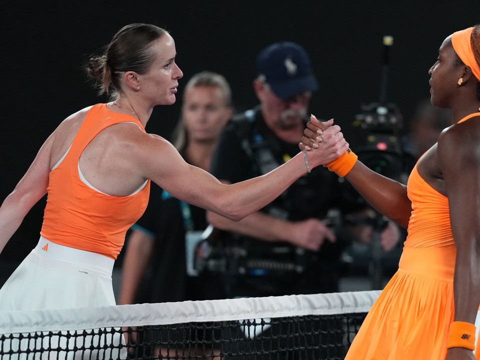 Ukrajinská tenistka Jelina Svitolinová (vľavo) si podáva ruku s porazenou Američankou Coco Gauffovou po jej výhre vo štvrťfinále.