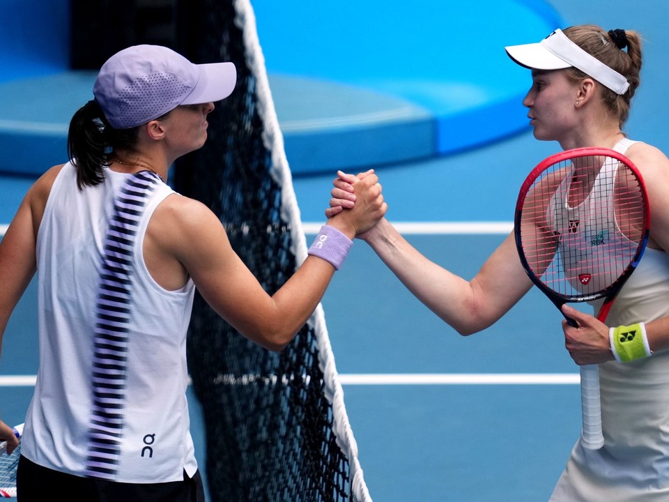 Jelena Rybakinová (vpravo) si podáva ruku s Igou Swiatekovou.
