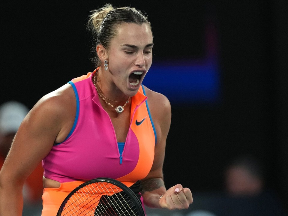 Aryna Sabalenková reaguje v semifinále Australian Open 2026.