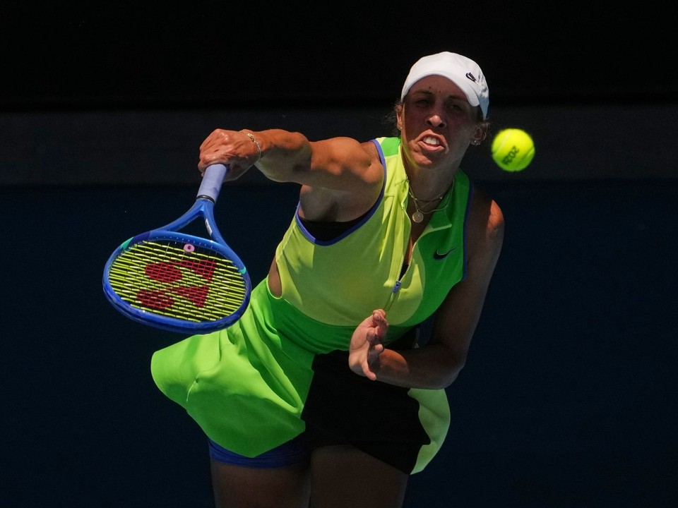 Na snímke americká tenistka Madison Keysová podáva proti Ukrajinke Oleksandre Olynikovej v zápase 1. kola.