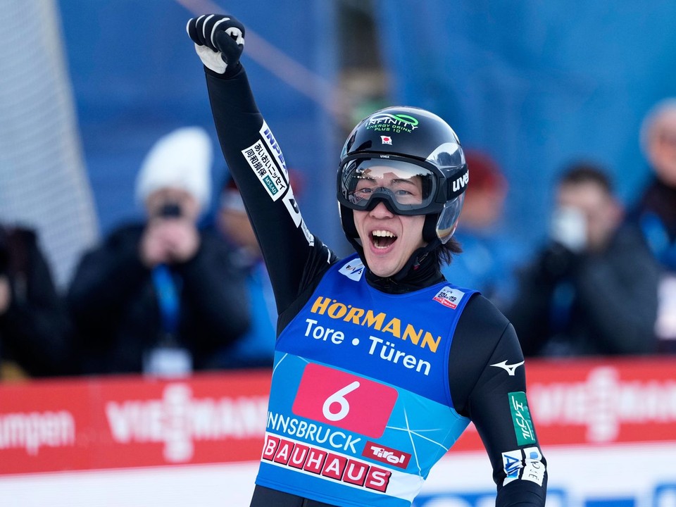 Ren Nikaido sa teší z víťazstva v Innsbrucku.