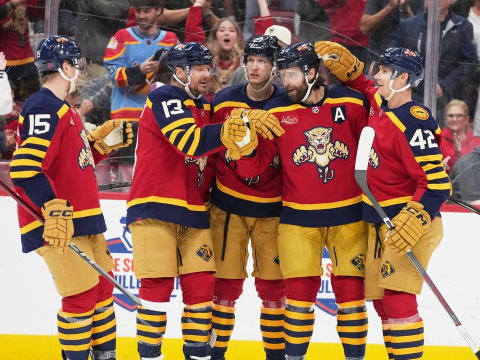 Aaron Ekblad sa teší so spoluhráčmi Floridy z víťazného gólu.