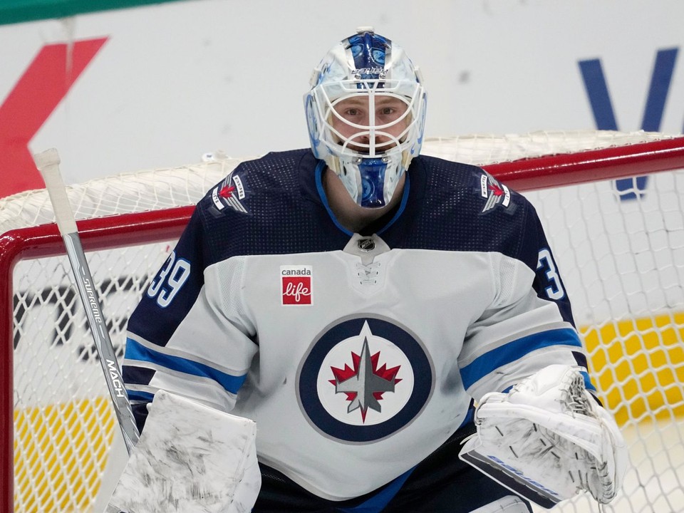 Brankár Laurent Brossoit ešte v drese Winnipegu Jets.