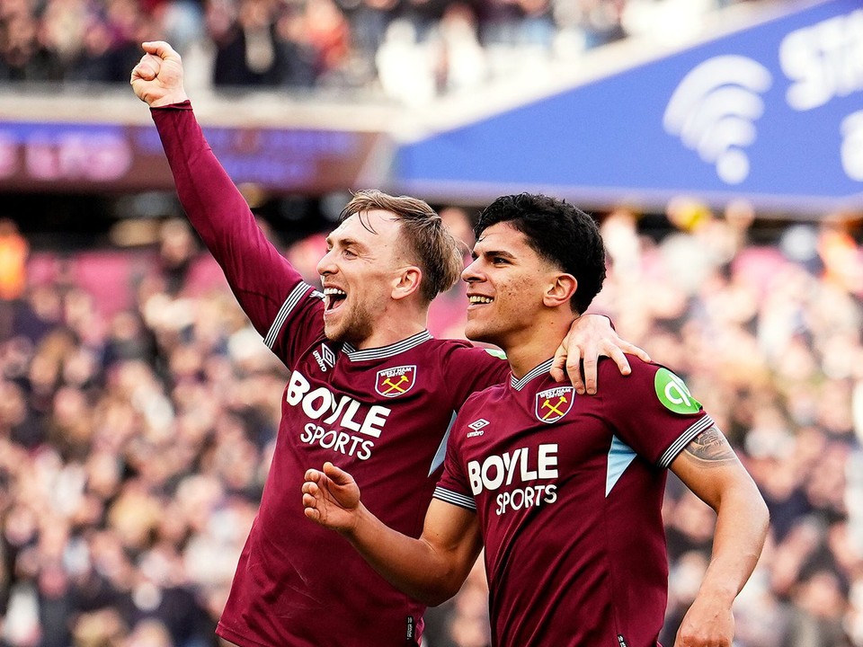 Hráč Mateus Fernandes (vpravo) z West Ham United sa teší z gólu so spoluhráčom Jarrodom Bowenom.