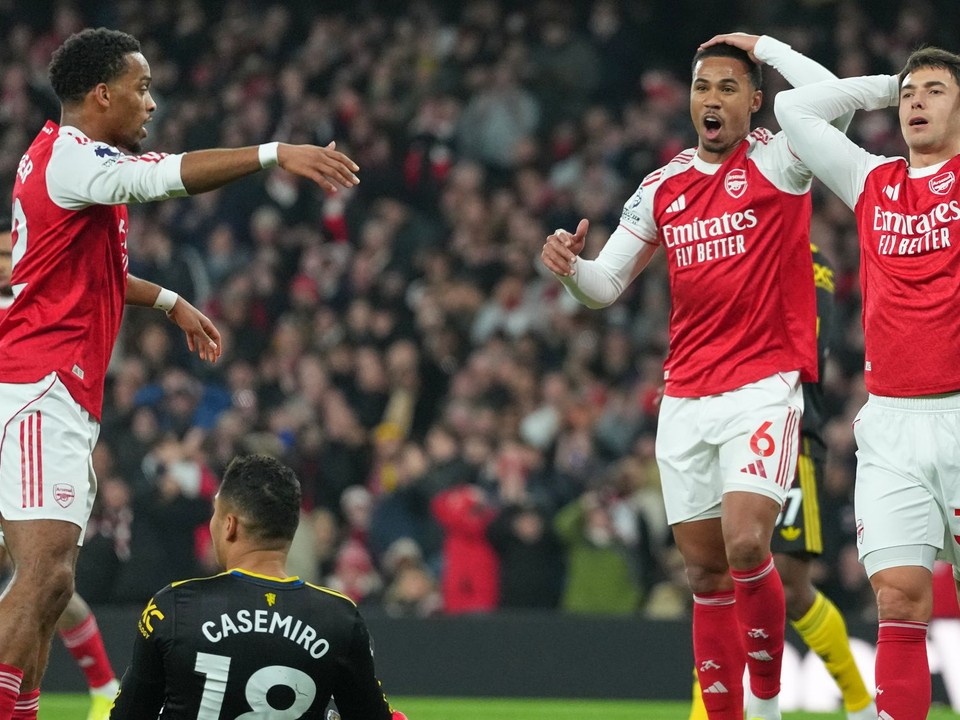 Futbalisti Arsenalu v zápase s Manchestrom United.