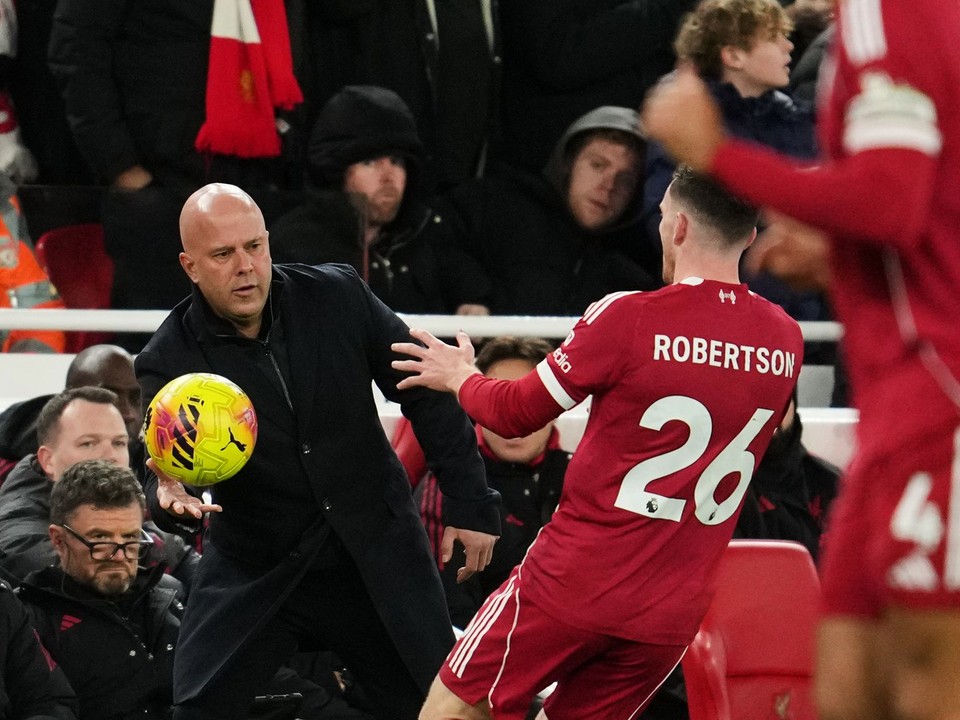 Tréner Liverpoolu Arne Slot (vľavo) prihráva loptu hráčovi Liverpoolu Andrewovi Robertsonovi počas zápasu medzi Liverpoolom a Leedsom.
