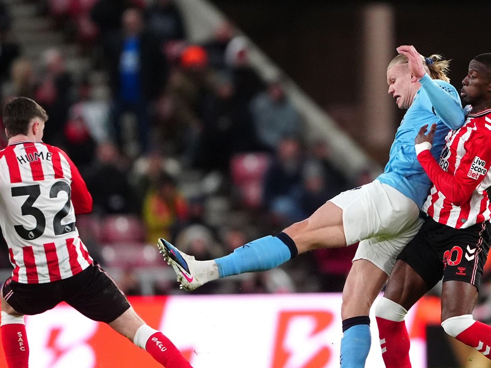 Útočník Manchester City Erling Haaland a hráč Sunderlandu Nordi Mukiele (vpravo) počas zápasu Premier League.