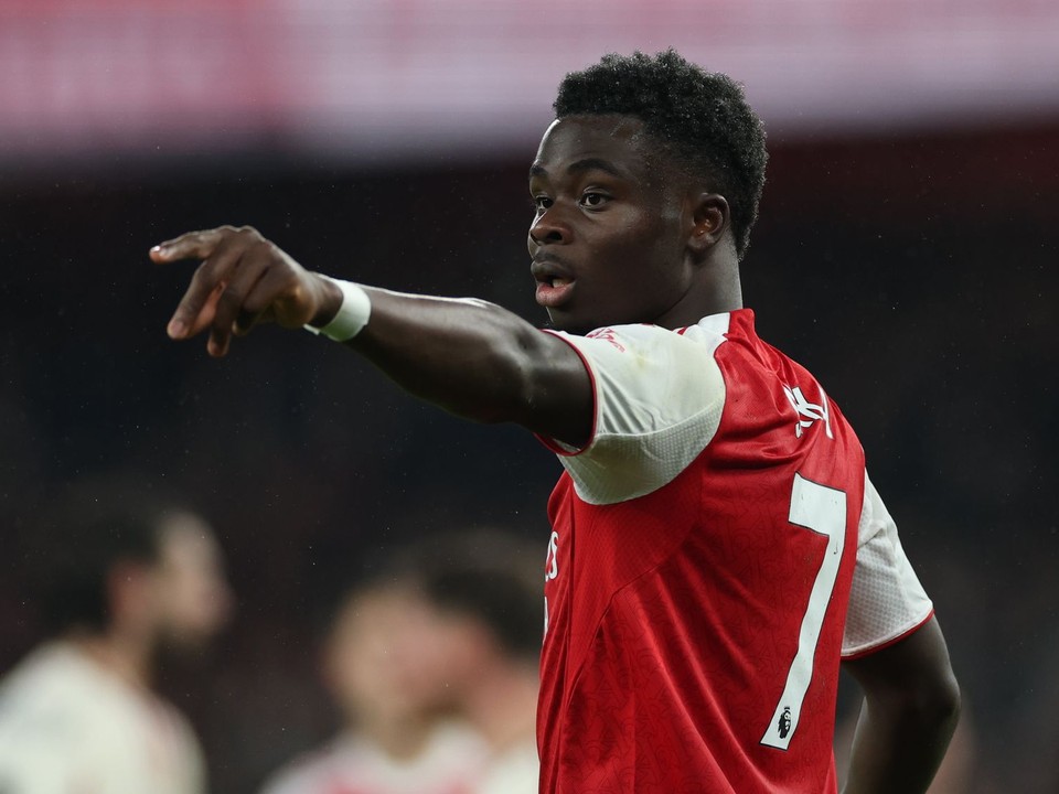 Anglický futbalista Bukayo Saka v drese Arsenalu.