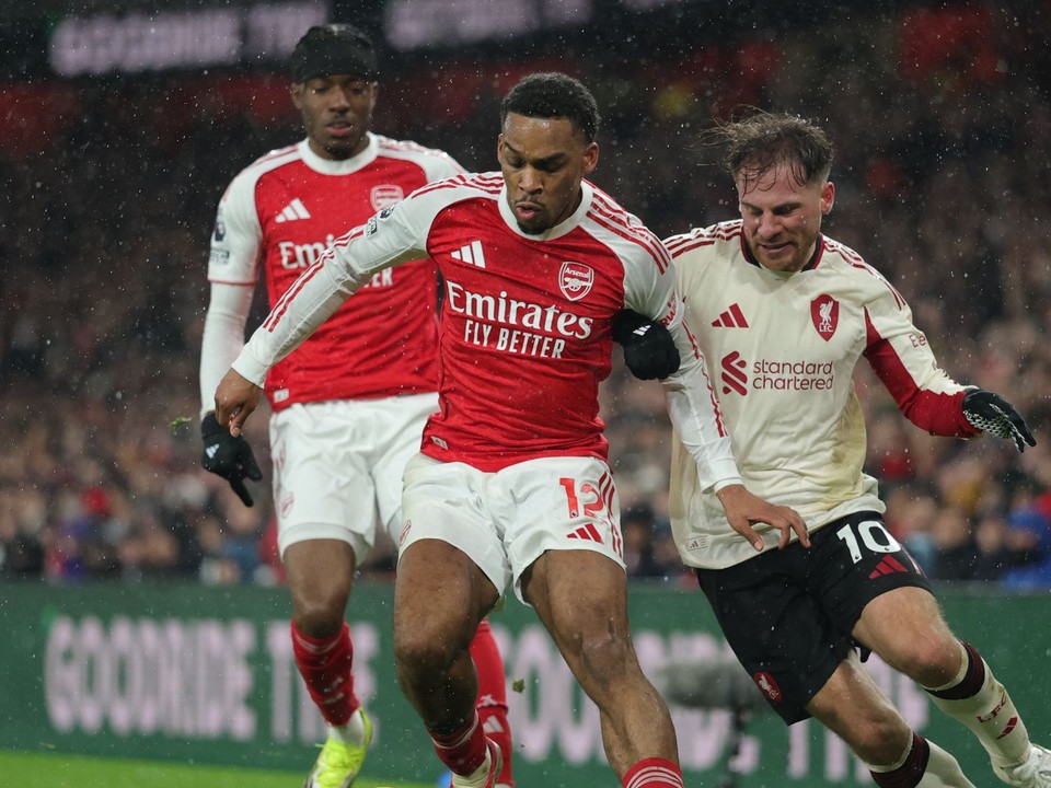 Jurrien Timber a Alexis Mac Allister.