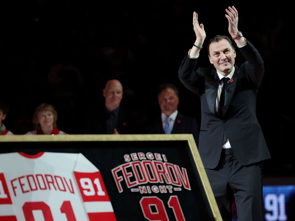 Na snímke bývalý hráč Detroitu Sergej Viktorovič Fiodorov tlieska počas slávnostného vyvesenia jeho dresu pred zápasom zámorskej NHL Detroit - Carolina.