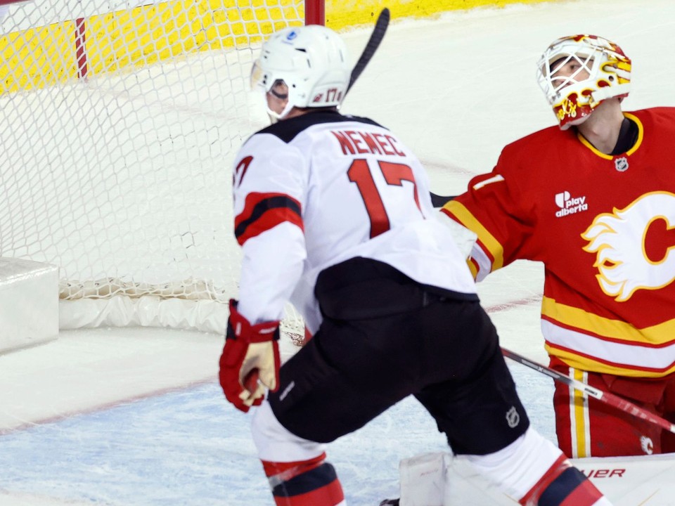 Slovenský obranca Šimon Nemec strieľa víťazný gól.