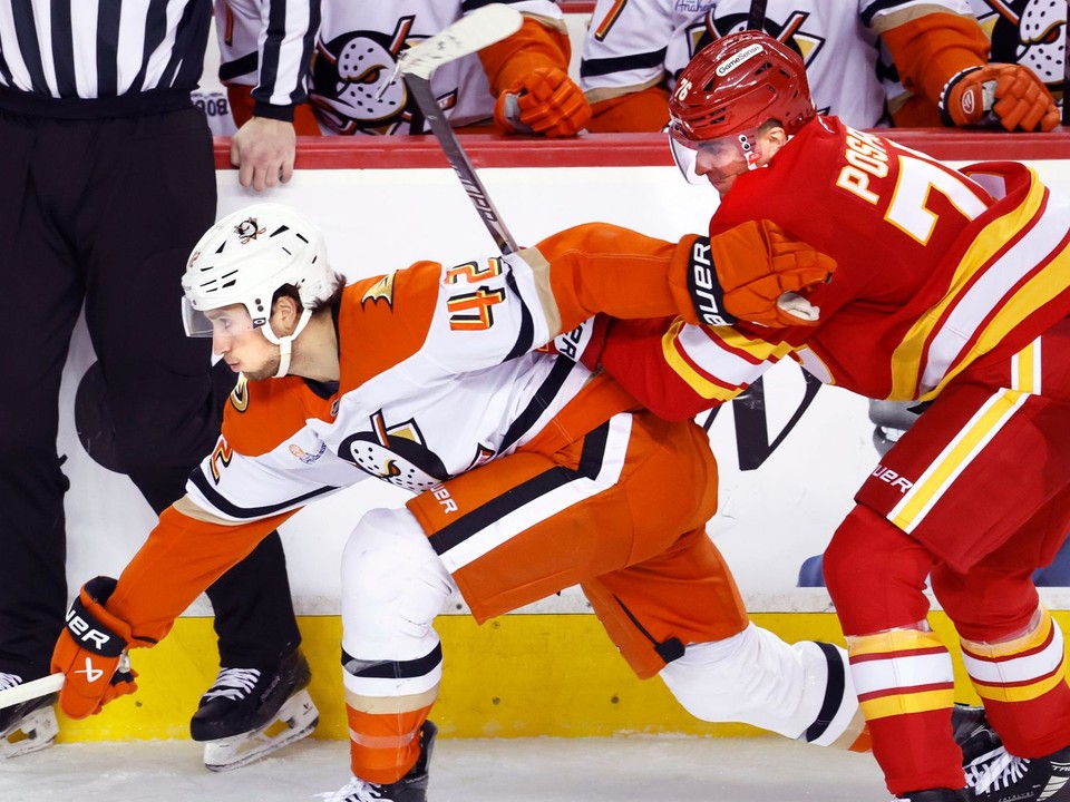 Hráč Anaheim Ducks Tim Washe (42) bojuje s Martinom Pospíšilom z Calgary Flames.
