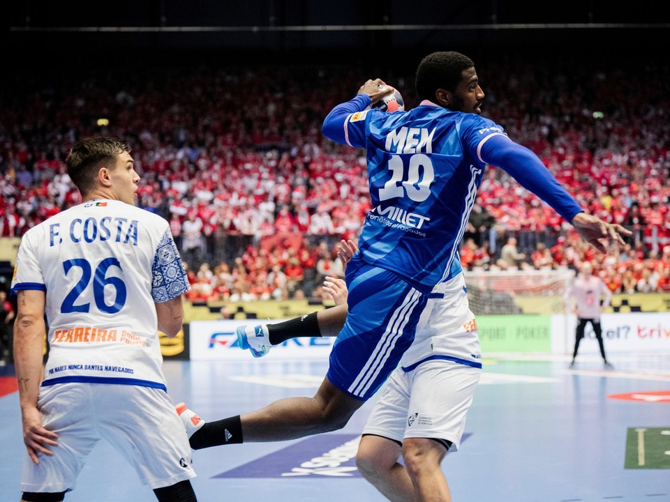 Francúz Dika Mem zakončuje akciu v zápase proti Portugalsku.