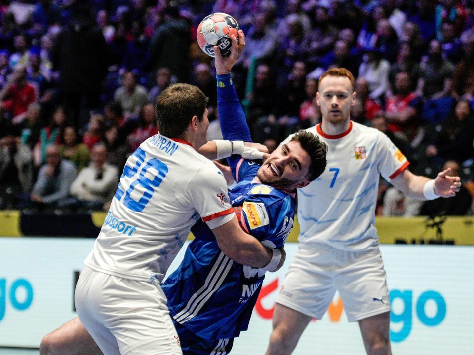 Český hádzanár Matěj Havran (vľavo) a Ludovic Fabregas z Francúzska počas zápasu C-skupiny Francúzsko - Česko.