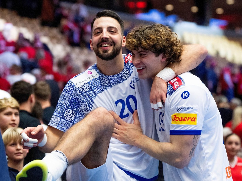 Portugalčania Miguel Neves a Gabriel Cavalcanti oslavujú počas zápasu ME v hádzane.