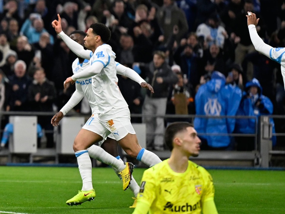 Ethan Nwaneri oslavuje gól do siete Lens.