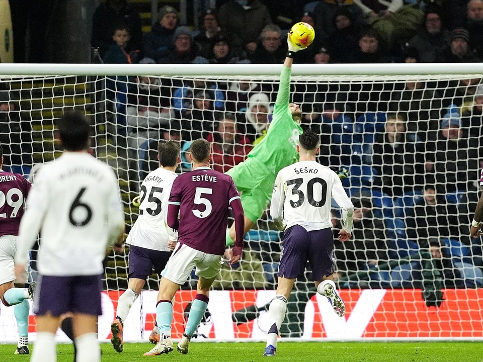 Zákrok Martina Dúbravku proti Manchestru United.