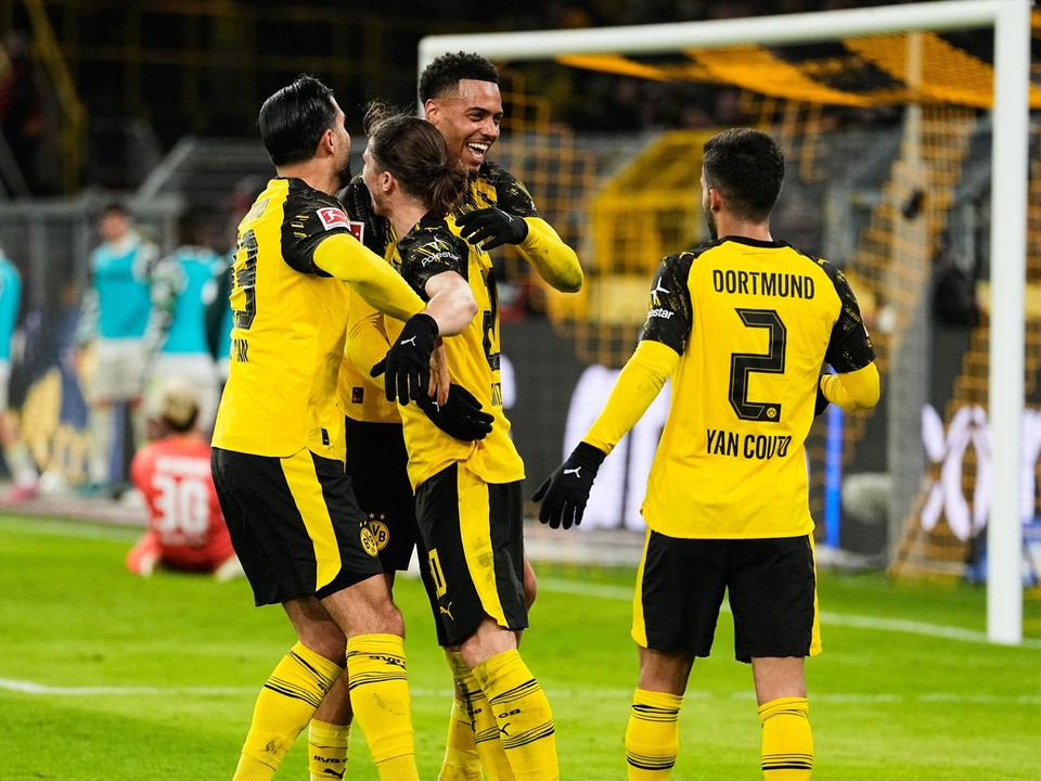 Dortmund oslavuje gól. 