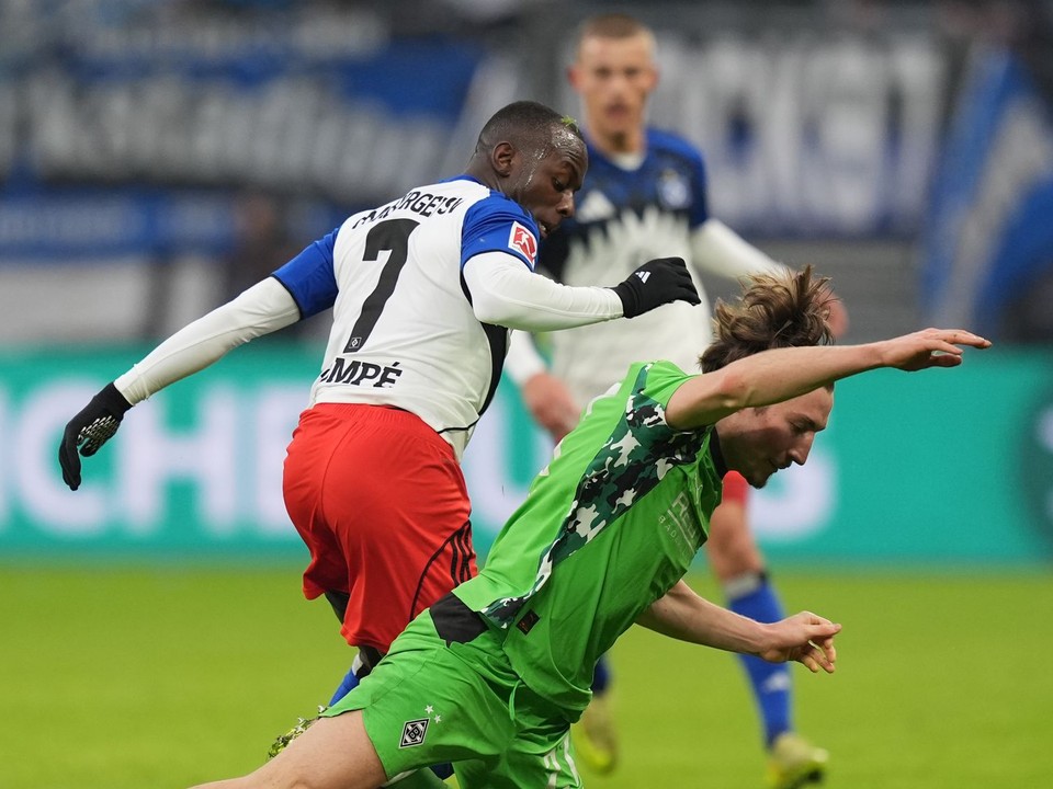 Jean-Luc Dompe v zápase proti Borusii Mönchengladbach.
