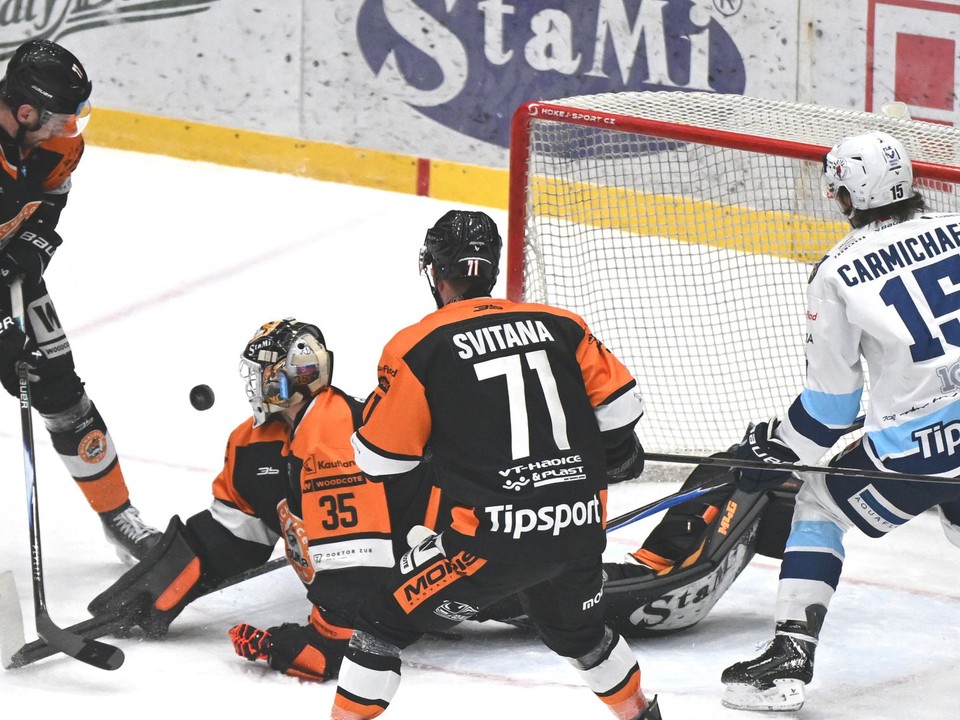 Druhý zľava brankár Vladimír Glosár (Michalovce) a vpravo Elias Carmichael (Nitra)  počas zápasu 37. kola hokejovej Tipsport ligy HK Dukla Michalovce - HK Nitra.