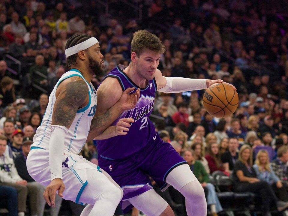 Momentka zo zápasu Charlotte - Utah.