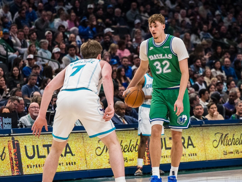 Dallas Mavericks – krídelník Cooper Flagg (32) dribluje počas zápasu NBA proti Charlotte Hornets.