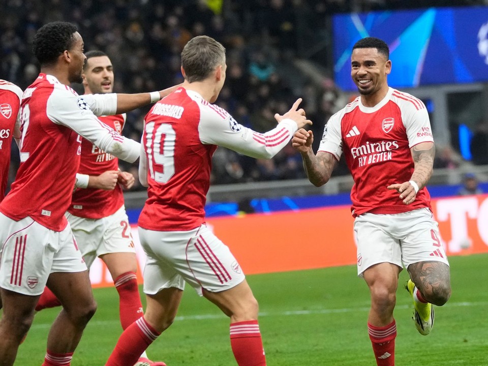 Gabriel Jesus sa teší so spoluhráčmi z Arsenalu po góle.