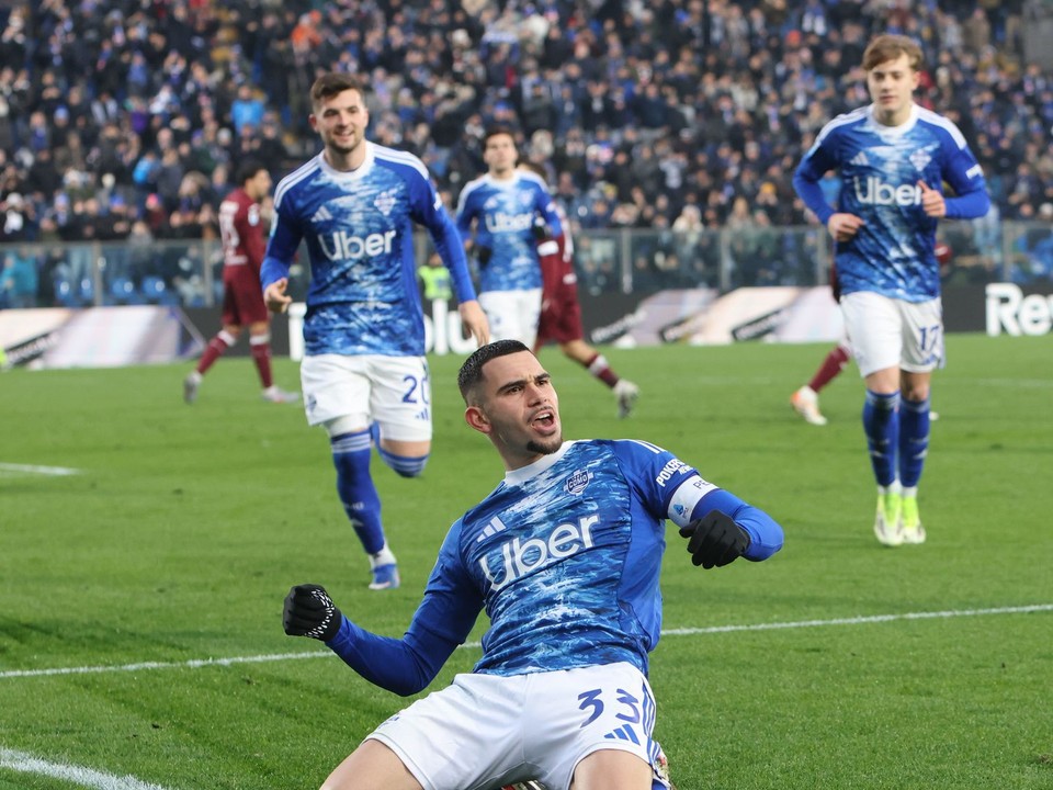 Lucas Da Cunha oslavuje gól do siete FC Turín.