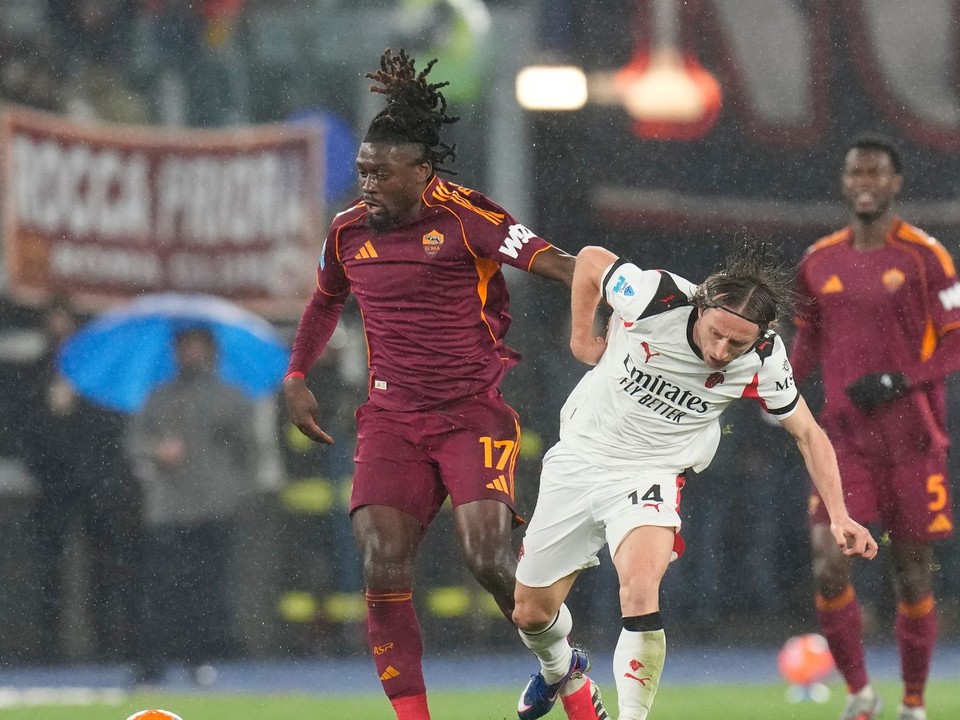 Manu Kone v súboji s Lukom Modričom.