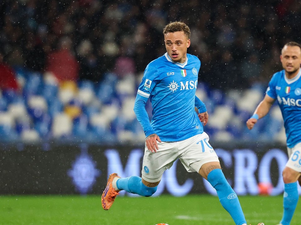 Hráč Neapola Noa Lang vedie loptu počas zápasu Serie A medzi Neapolom a Veronou. V pozadí Stanislav Lobotka.