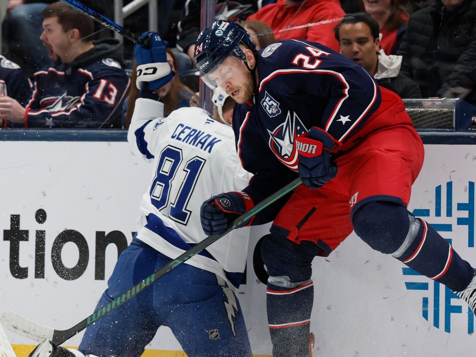 Mathieu Olivier (Columbus) tvrdo narazil Erika Černáka (Tampa) na mantinel.