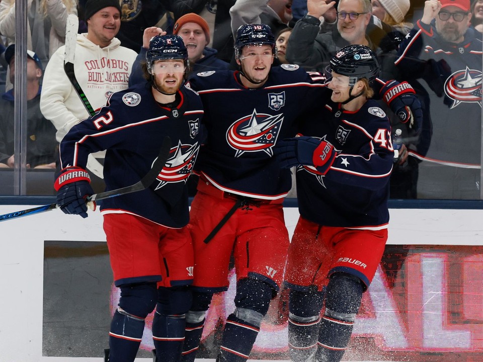 Hráči Columbusu sa radujú z gólu.