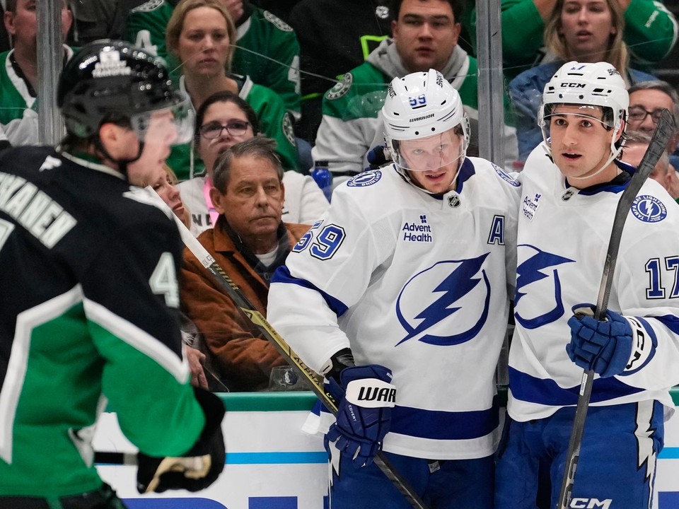 Jake Guentzel (59) a Dominic James (17) oslavujú gól v zápase Dallas - Tampa Bay.