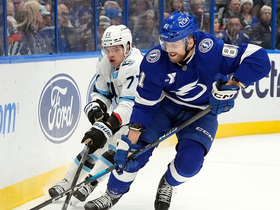 Obranca Tampy Bay Lightning Erik Černák (81) a pravý krídelník tímu Utah Mammoth JJ Peterka (77) bojujú o puk.