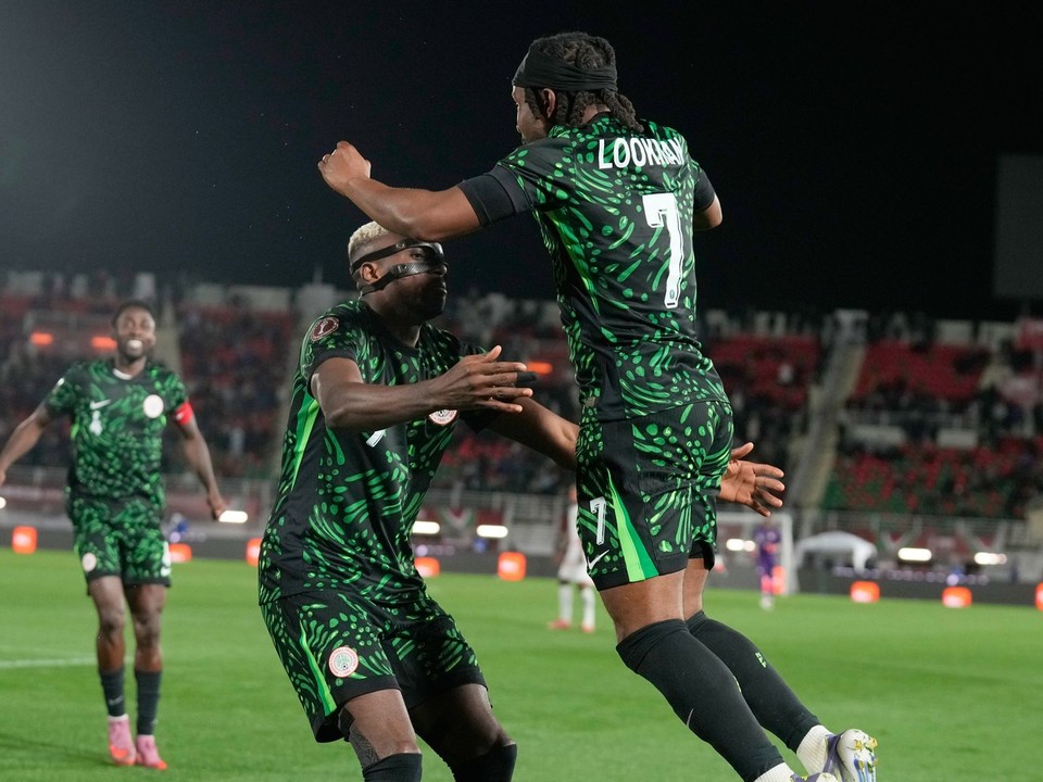 Victor Osimhen a Ademola Lookman oslavujú gól