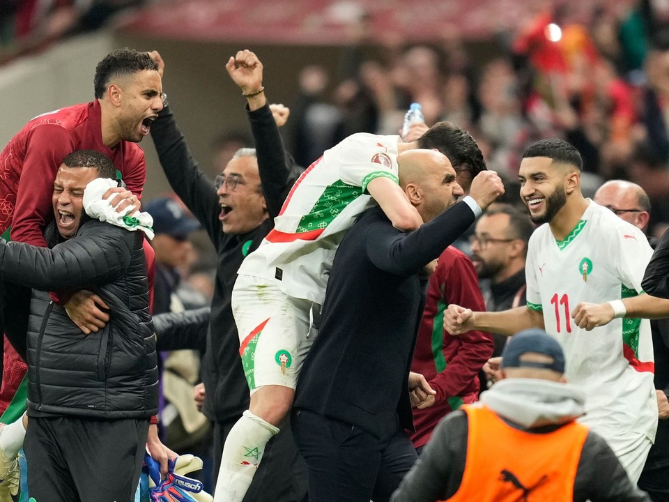 Marockí hráči oslavujú po zápase štvrťfinále Afrického pohára národov Kamerun - Maroko.