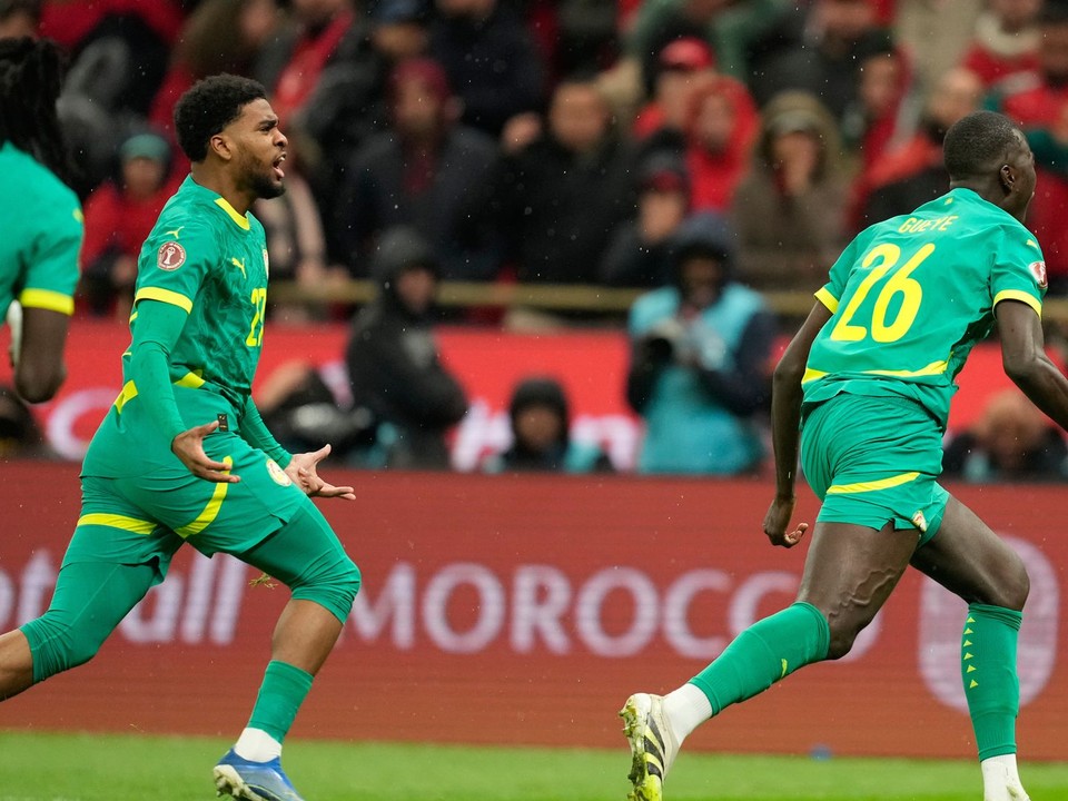 Vpravo Pape Gueye oslavuje gól do siete Maroka.