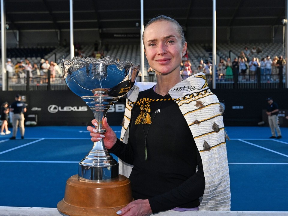 Elina Svitolinová sa s trofejou pre víťazku turnaja WTA v Aucklande.
