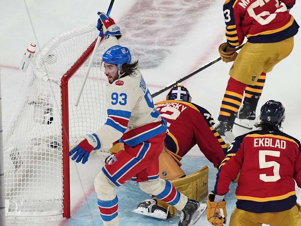 Center New York Rangers Mika Zibanejad (93) oslavuje po góle proti brankárovi Floridy Panthers Sergejovi Bobrovskému (72).