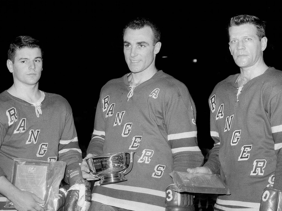 Zľava hráči New York Rangers Rod Gilbert, Harry Howell a Phil Goyette držia trofeje.