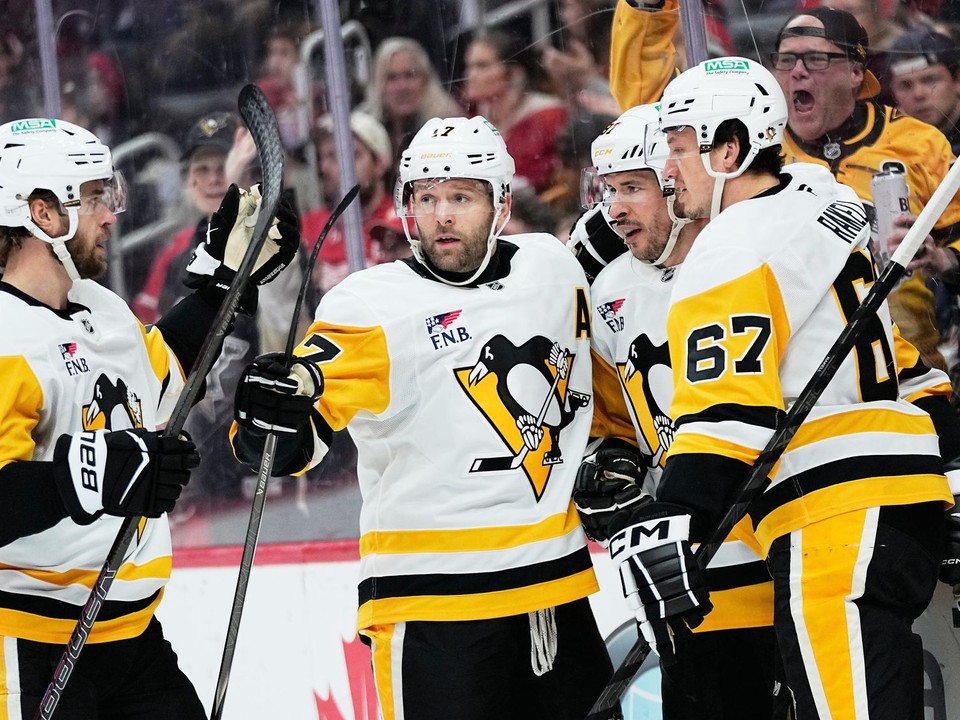 Hráči Pittsburghu Penguins oslavujú gól v sieti Detroitu.