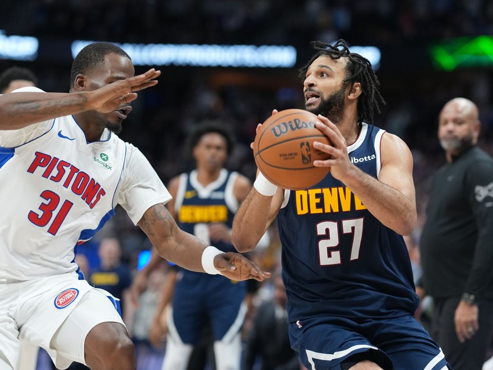 Momentka zo zápasu Detroit Pistons a Denver Nuggets.