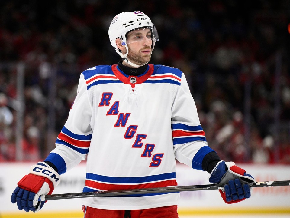 Obranca Carson Soucy v drese New Yorku Rangers.