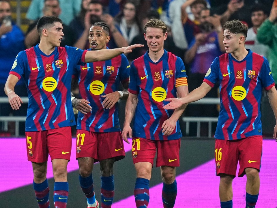 Hráči Barcelony sa tešia z gólu.