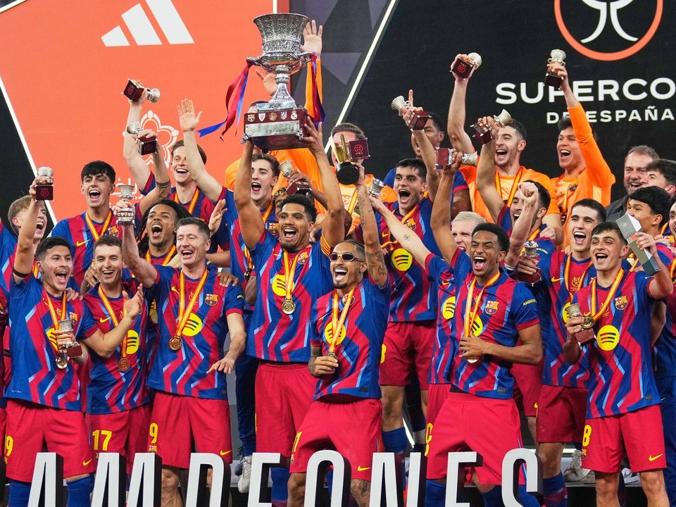 Barcelona oslavuje s víťaznou trofejou