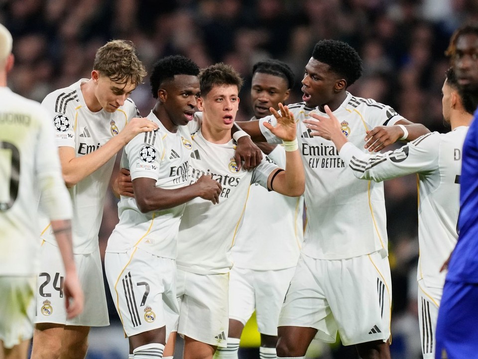 Vinicius Junior oslavuje so spoluhráčmi gól.