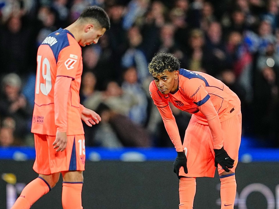 Hráč Barcelony Roony Bardghji (vľavo) a hráč Barcelony Lamine Yamal reagujú počas zápasu.