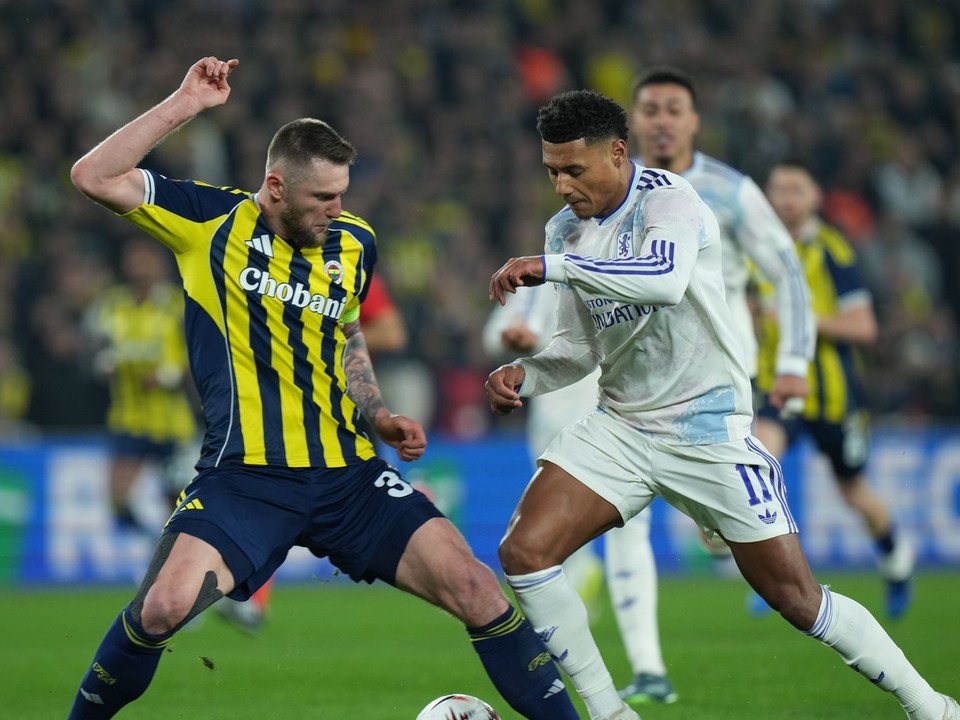 Milan Škriniar (vľavo) bojuje o loptu s Olliem Watkinsom z Aston Villy.