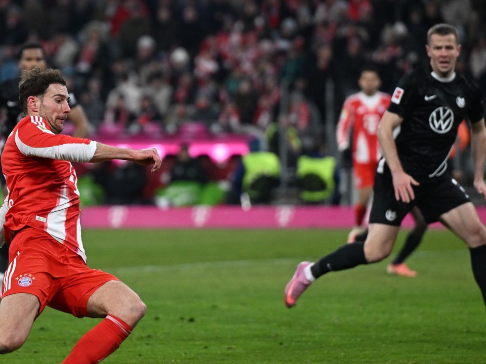 Na snímke slovenský futbalista v drese Wolfsburgu Denis Vavro (vpravo), vľavo hráč Bayernu Leon Goretzka strieľa gól na 8:1.