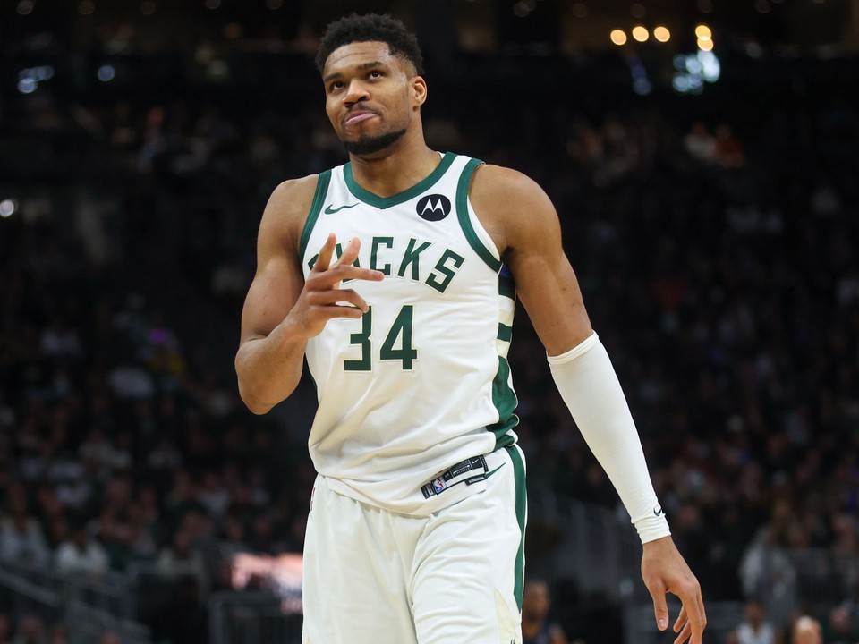 Giannis Antetokounmpo v drese Milwaukee Bucks.